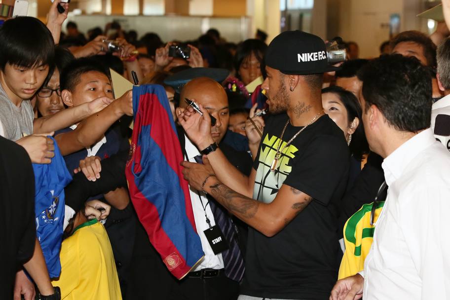 Caccia all&#39;autografo. Neymar si  infortunato nel quarto di finale del Mondiale tra Brasile e Colombia (vinto dai verdeoro) nel famoso scontro di gioco con Zuniga. Nell&#39;incidente ha subito la frattura trasversale della terza vertebra lombare. Gatty Images